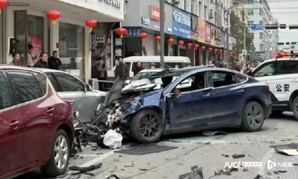 温州东莞再出碰撞事故，“狂飙”的特斯拉，究竟谁在开车？643 作者: 来源: 发布时间:2023-2-22 11:20